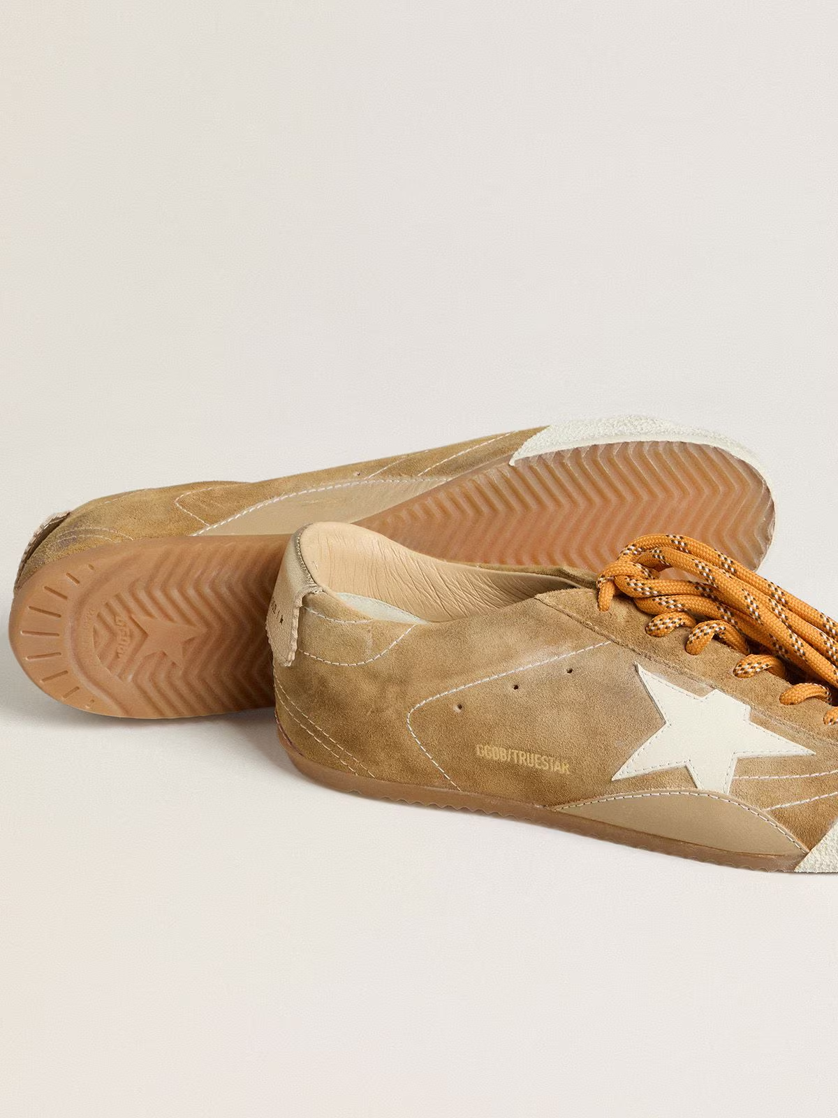 True-Star Donna in suede color tabacco con stella bianca e talloncino platino