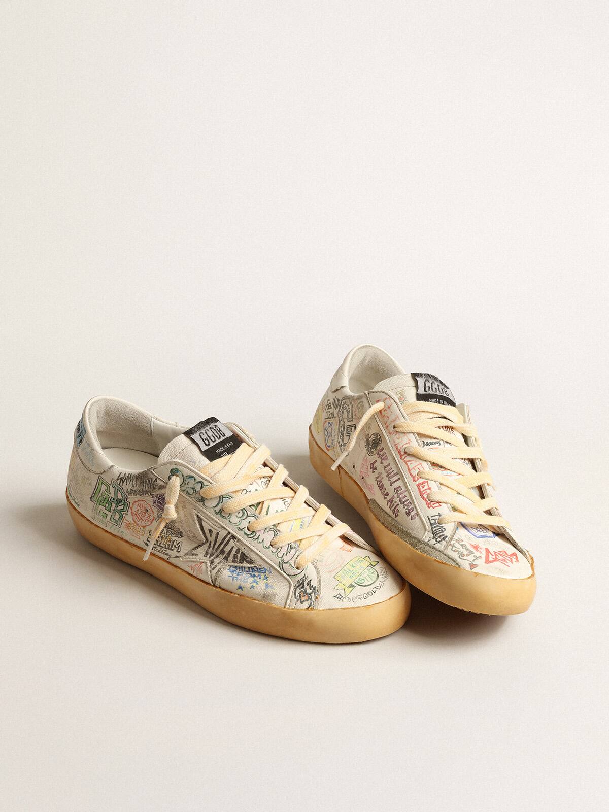 Super-Star en napa blanca con grafitis multicolor por todas partes