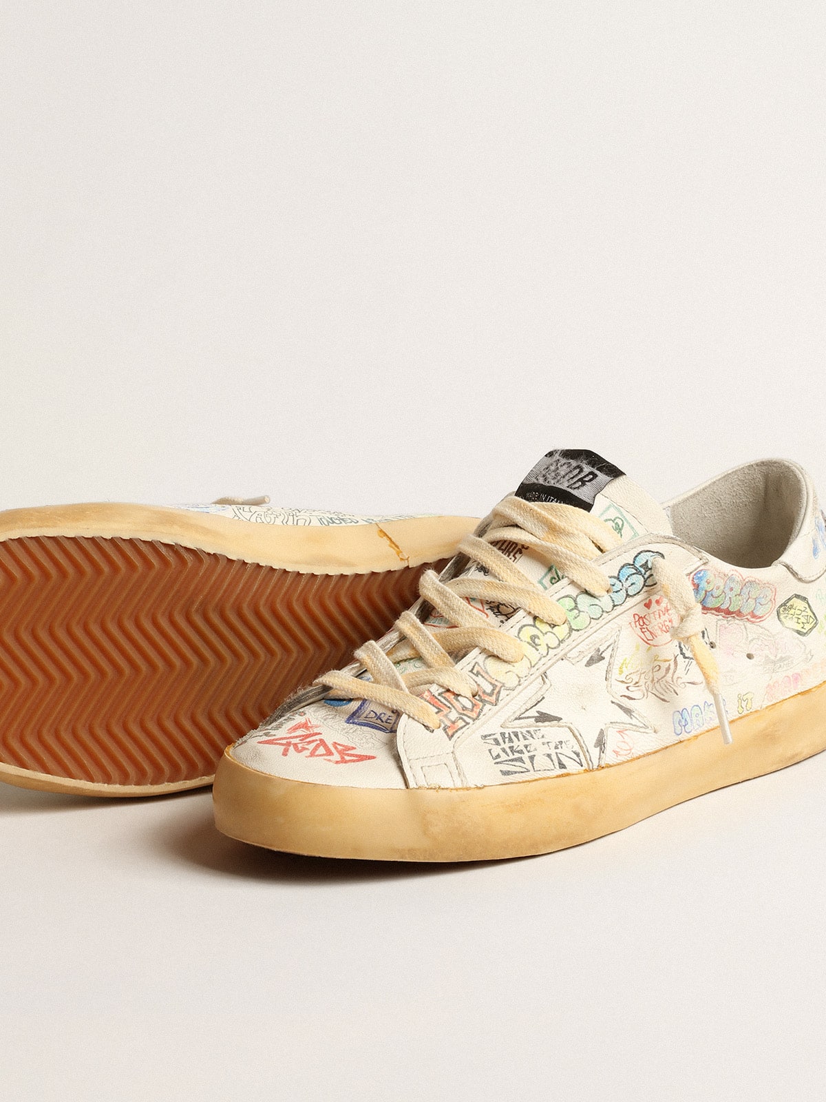 Super-Star en napa blanca con grafitis multicolor por todas partes