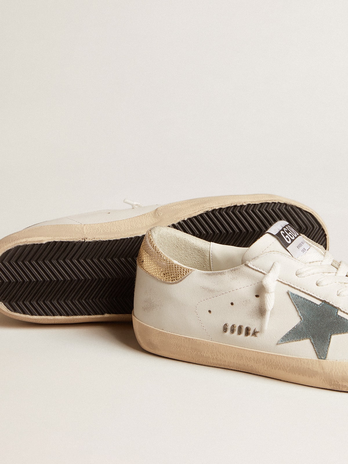 Super-Star con estrella de ante y refuerzo de talón de piel con estampado de serpiente platino