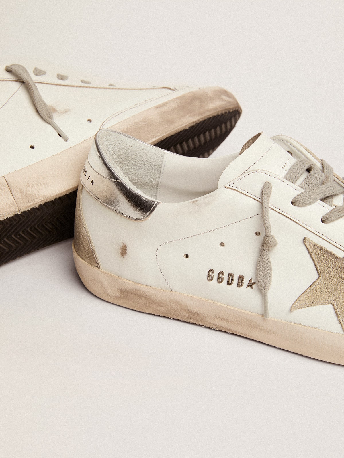 Super-Star para hombre con lengüeta en el talón y letras plateadas