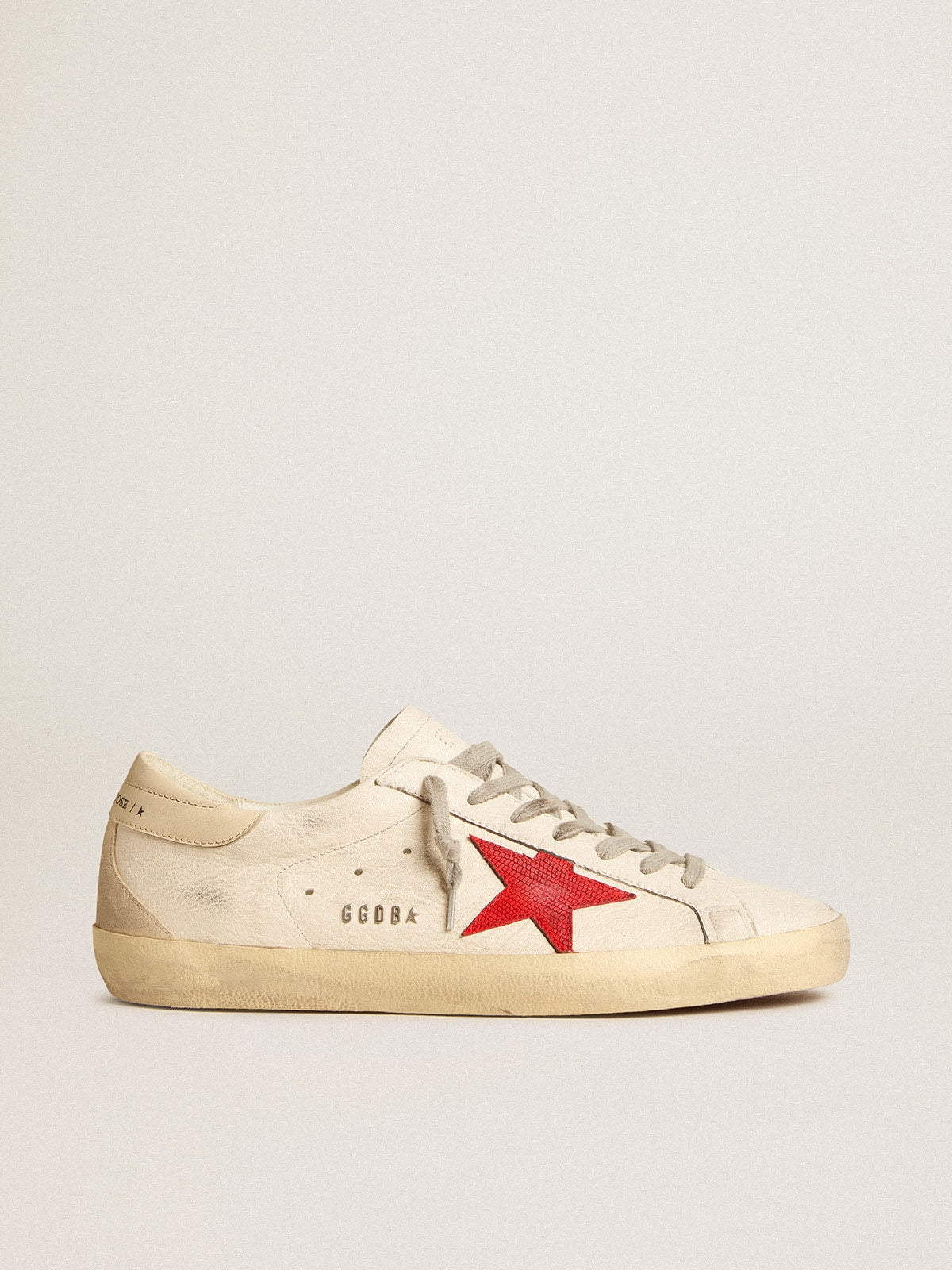 Super-Star en napa con estrella roja y refuerzo del talón de piel color crema