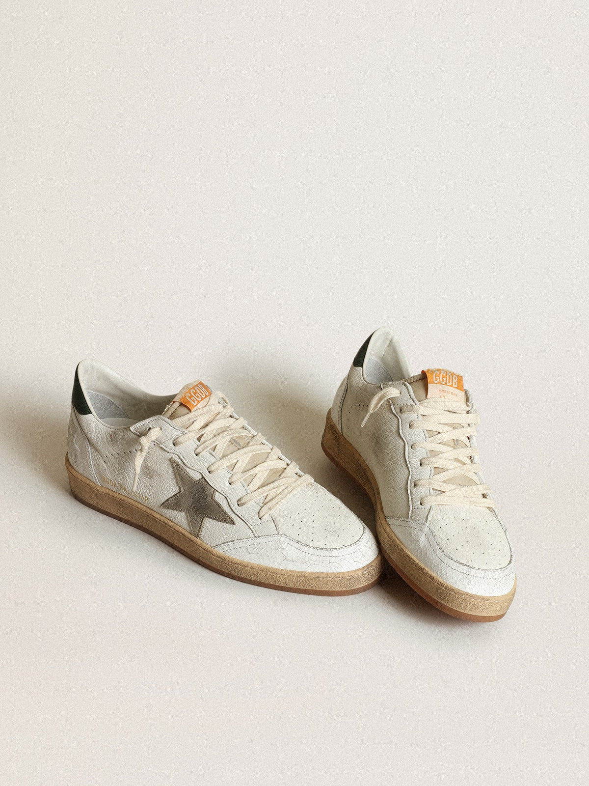 Ball Star para hombre en napa blanca con estrella de ante gris tórtola