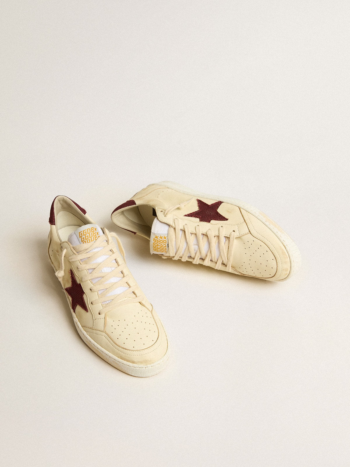 Ball Star para hombre en napa beige con estrella de malla burdeos y refuerzo en el talón