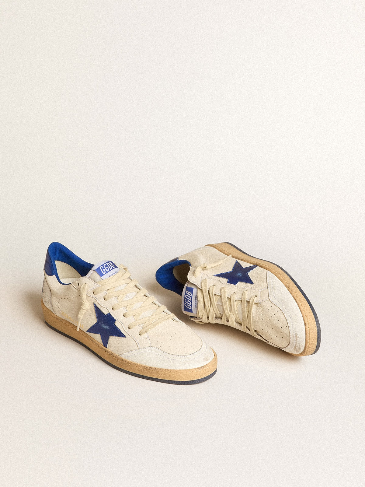 Ball Star Wishes para hombre en piel napa blanca con una estrella azul brillante y refuerzo en el talón