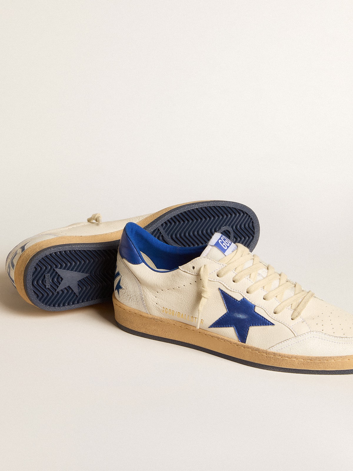 Ball Star Wishes para hombre en piel napa blanca con una estrella azul brillante y refuerzo en el talón