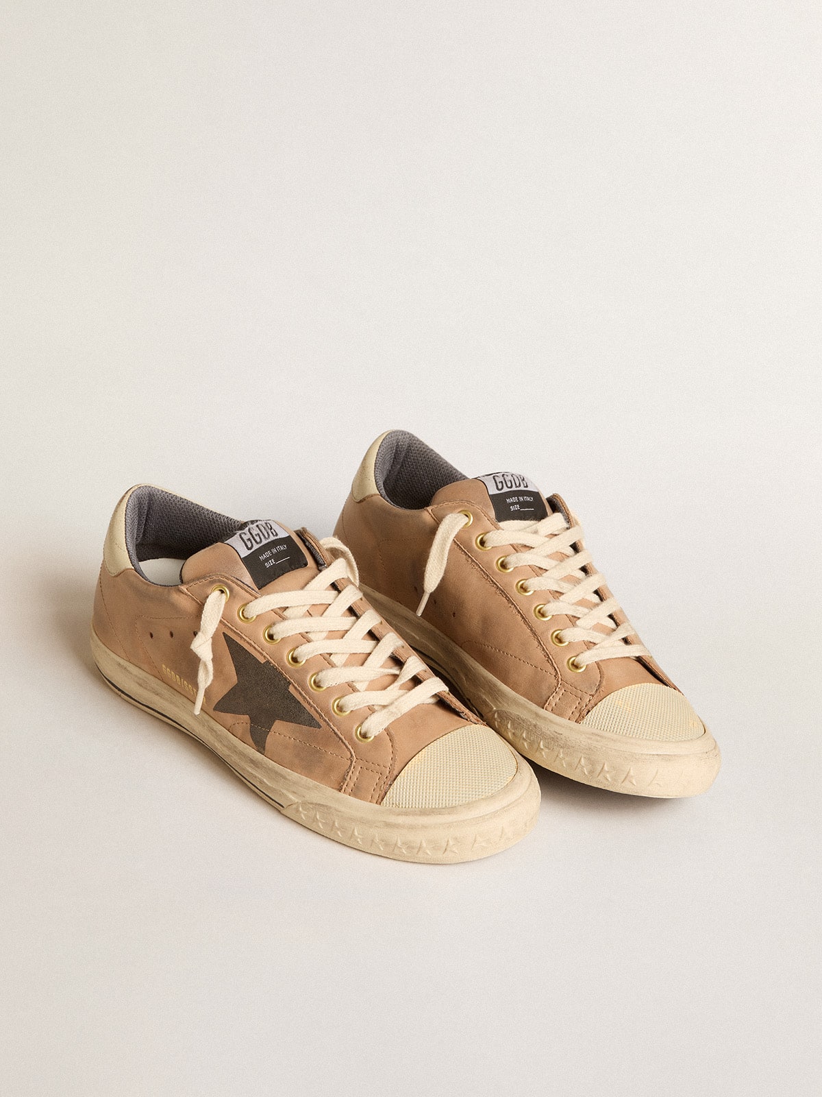 Super-Star en nobuck beige con estrella estampada negra y refuerzo de piel en el talón