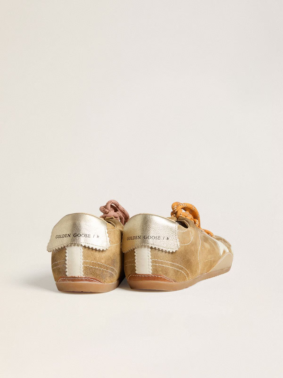 True-Star Donna in suede color tabacco con stella bianca e talloncino platino