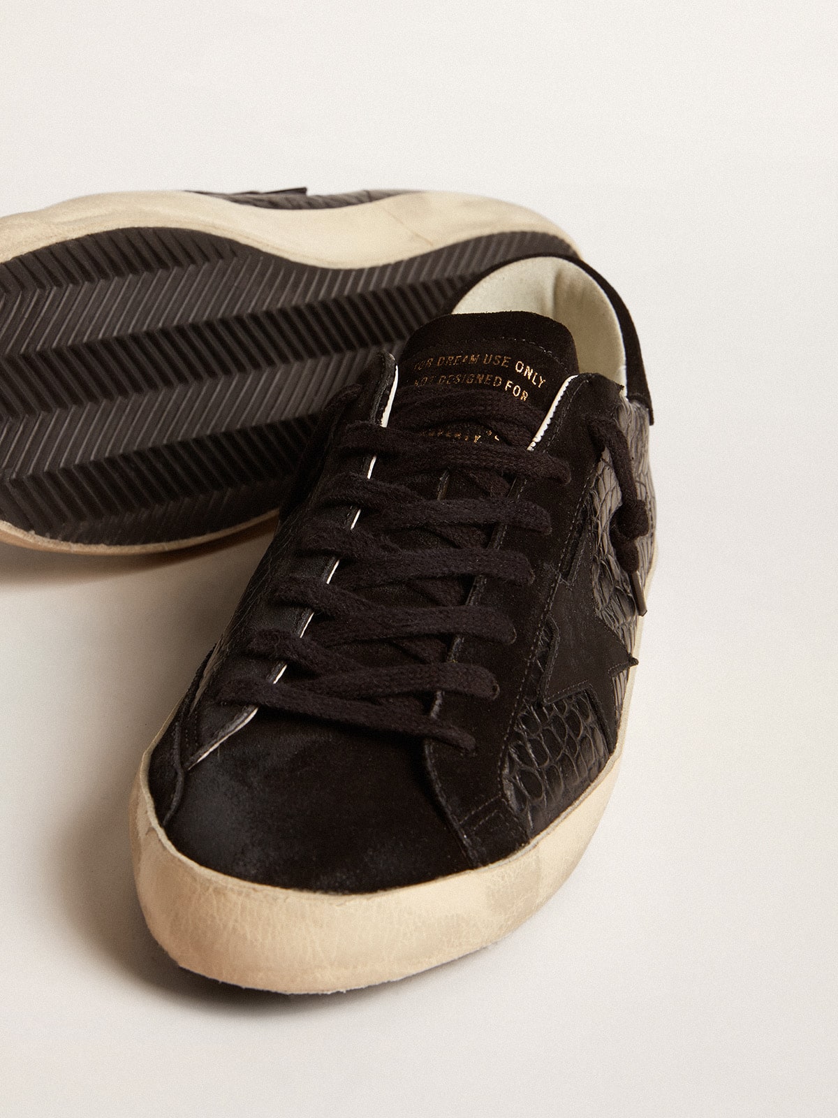 Super-Star LTD en piel con estampado de cocodrilo e inserciones de ante negro
