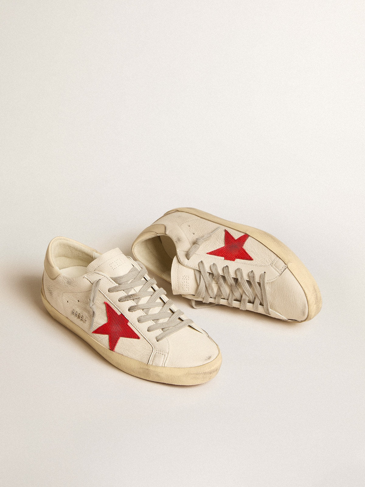 Super-Star en napa con estrella roja y refuerzo del talón de piel color crema