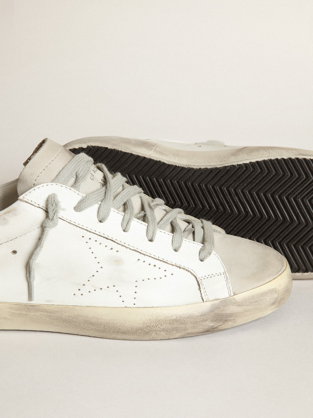 Super-Star para hombre con estrella perforada y refuerzo en el talón en color gris hielo
