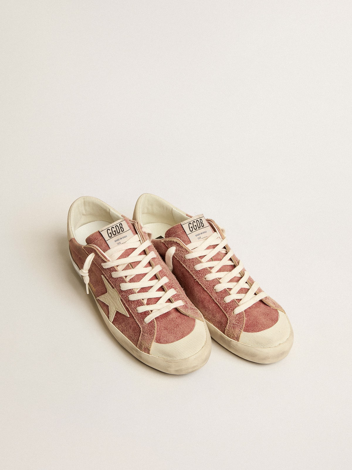 Super-Star en piel roja con estrella de nubuck color crema y refuerzo en el talón