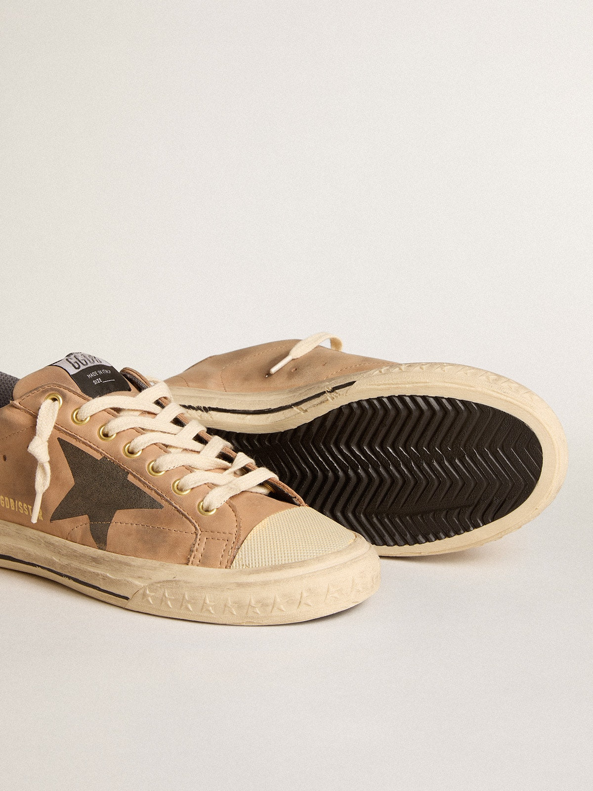 Super-Star en nobuck beige con estrella estampada negra y refuerzo de piel en el talón