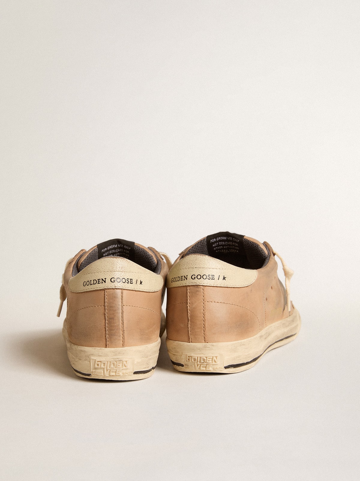 Super-Star en nobuck beige con estrella estampada negra y refuerzo de piel en el talón