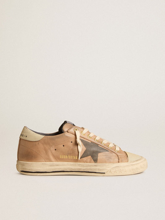 Super-Star en nobuck beige con estrella estampada negra y refuerzo de piel en el talón