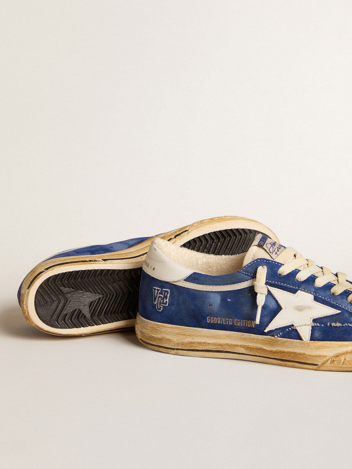 Super-Star en ante azul con estrella y refuerzo en el talón de piel blanca