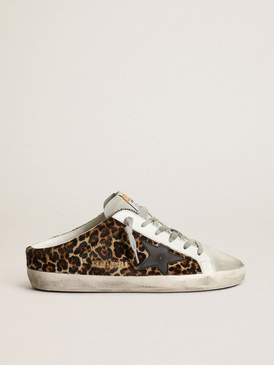 Sabot Super-Star para mujer en piel de potro con estampado de leopardo y estrella negra